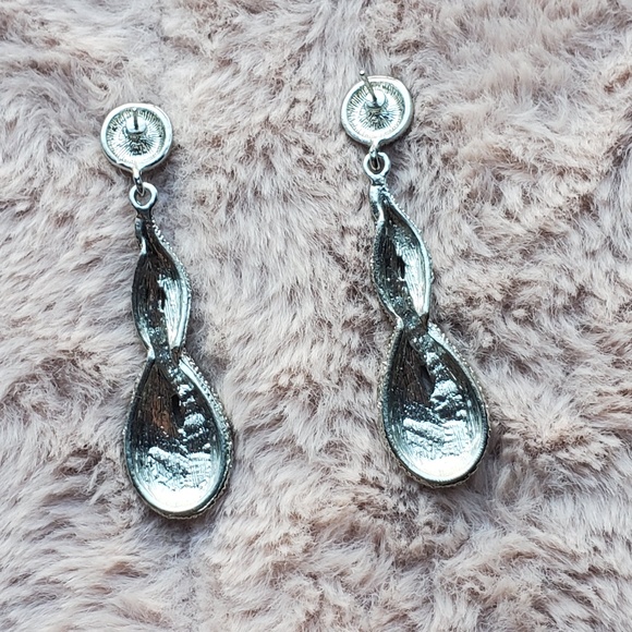 ♻️DONATED ♻️ 💄TAKE IT SALE💋🥂"No Name Helix Drop Earrings - Picture 4 of 4